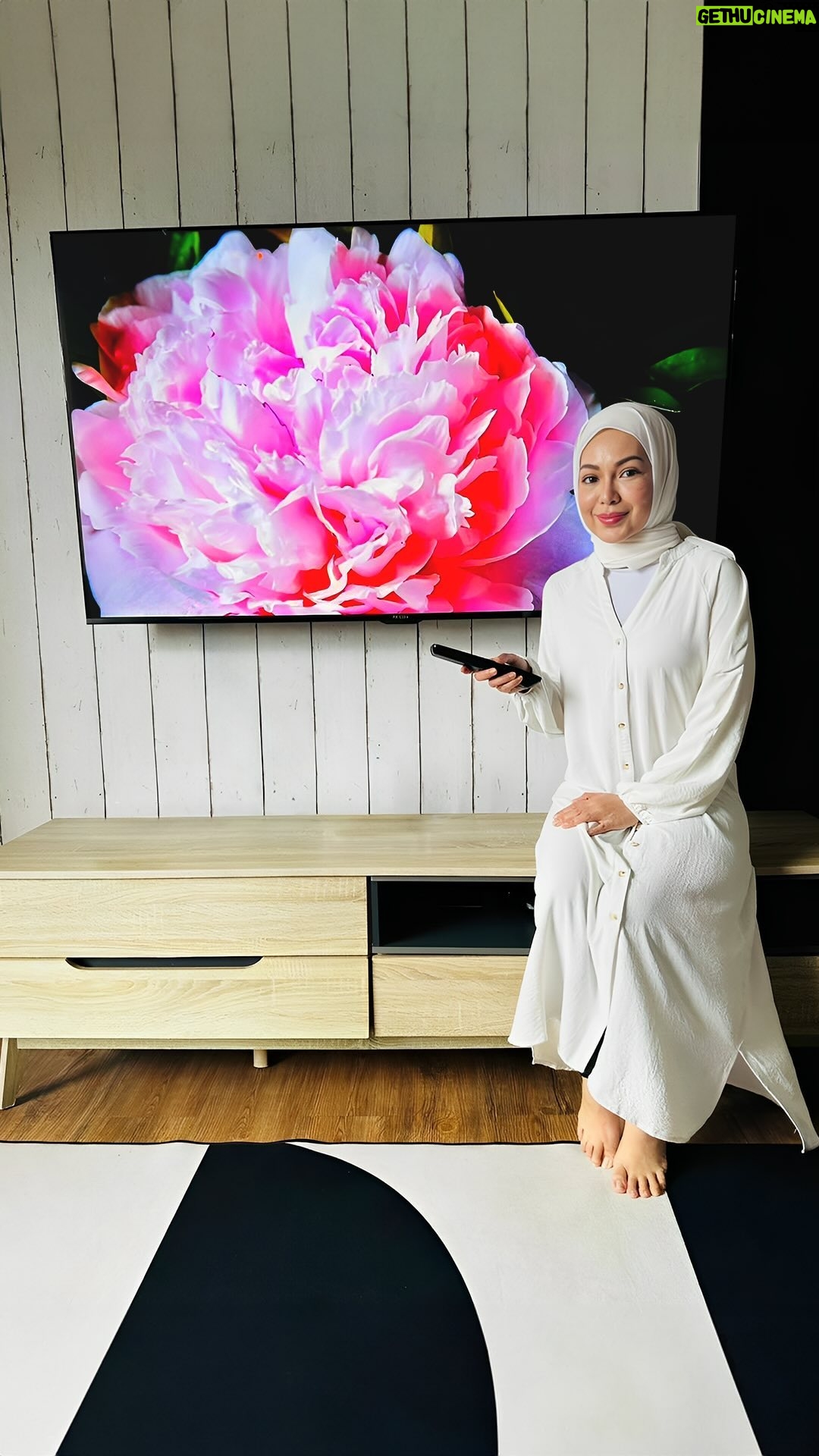 Nad Zainal Instagram - Korang, baru pasang TV PRISM Q65-QE aku ni, terus terpukau! π Skrin dia beso giler dan clear sangat, plus detail 4K tu macam real betul! Bila tengok, terasa cam aku yang beraksi dalam TV tu. πΊ Dapat TV mantap macam ni dengan harga berbaloi? Memang puas hati la. Siapa nak join aku untuk movie night dengan TV cun ni? πΏβ¨ π Nak tengok kegempakan dia? Pi cek sini: prismplus.my/Nad.zainalQ65QE #prismplusmalaysia #prismplusmy #q65qe #prismplusandroidtv #prismplusQ65QE