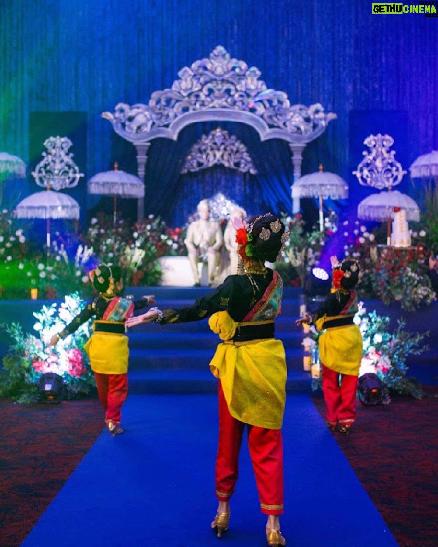 Nad Zainal - 27.6K Likes - Walimatul Urus Nad Zainal & Ungku Ismail
wedding planner : @sanggulevent
coordinator : @sanggulevent
decorator : @sanggulevent
caterer : @kencanaevent
venue: @ecotemplerballroom
coffee vendors : @laiyan.kl
doorgift : @najibsbakery
venue @templersclubnballroom
attire : @zaimizulkafli
makeup @nvdism
hijab stylist @thelikeyuti
makeup groom @makeupetite
samping stylist @makeupetite
photography @official_atapstudio
videography @official_atapstudio
videography @imrosependragon
aksesori pengantin @cazaluna.accesories
hamper @everglitzbeautyhamper_lgift @imabloomwood