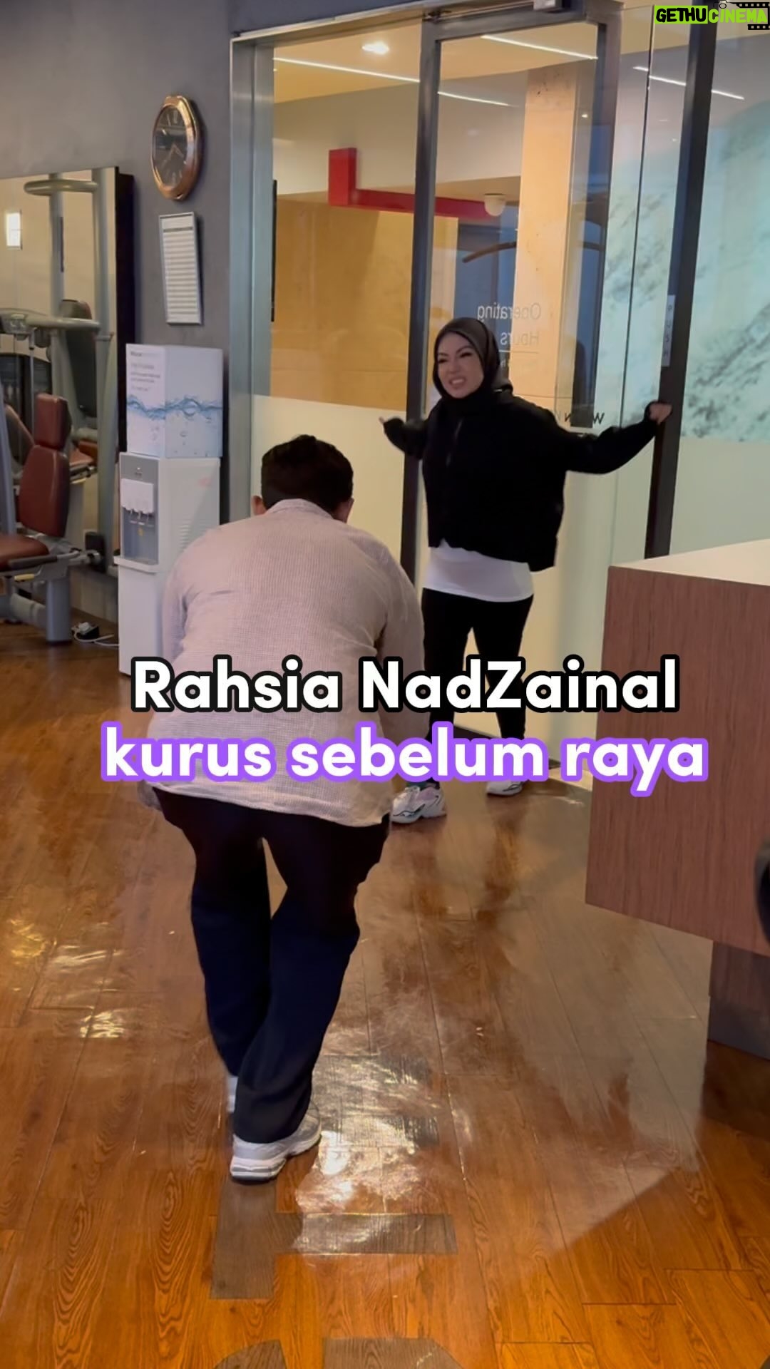 Nad Zainal Instagram - Kita ni bukan taknak kuyuss. cuma tgh cari kot ada cara boleh kuyuss tanpa menagis kena tahan lapar🤪 Zappp! nanad jumpa #berryshape @berryshape_hq a stress free weight managment sbb makan macam biasa with the right portion i manage to loss weight dalam masa 3 bulan je! Nanad taknak kuyusss raya ni sorang sorang. Nad nak ajak followers nanad kuyuss sama sama with #berryshape. So untuk harini nad nak belanja dua orang followers FREE BERRYSHAPE, so caranya spam komen ‘ NAK’ banyak2 & follow ig @berryshape_hq lekaihhh👯♀️