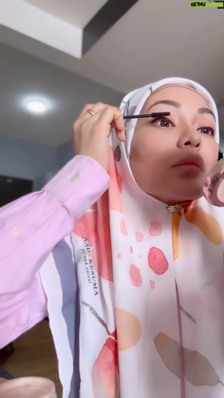 Nad Zainal Instagram - Melangkah ke tahun baru dengan azam baru foundation tetap berfoundation lah dik….. nak kesana sini.. meeting.. kerja… kena jaga ketrampilan dik… tak ada berus? senang nak blend kalau guna foundation @skinellehq makeup tak perlu mampan… cukuplah nampak fresh… jangan nampakkan semalam kita tak tidur sebab tukar diaper anak 3 kali tu kena nampak FRESH !! ingat tu 😂 cepat dapatkan foundation PINK @skinellehq di SHOPEE atau TT Nanad ♥️@@ @skinellehq
