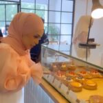 Nad Zainal Instagram - mampu throwback sahaja.. tapi cuba teka apa nama kafe ni CLUE : Terengganu makan makan dengan @nurrifa.hq team masa ni