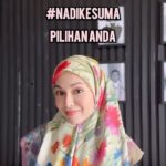Nad Zainal Instagram - Raya mode masih ON ke ? penat buat tukar tukar tudung nak kalahkak Kakak Purple 🤣🤣🤣🤣🤣 dah beli tudung nak ke open house? kalau belum, cuba kome tudung yang mana korang suka Nanad ada 39 designs untuk dipilih @nadikesumabynadzainal boleh WA 0133248060 atau ke website legasikaryatama.com atau beg kuning Nad.Zainal tiktok juga atau klik link di ig story sahaja eh korang tau tak ni OST movie apa? @nadikesumabynadzainal #nadikesumabawal #tudungbawal #bawalnadikesuma #tudungbawalcotton #cottonvoile #tudungbidang50