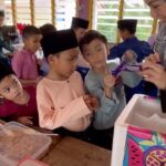 Nad Zainal Instagram – KENA PALAU DENGAN BUDAK 8 TAHUN 

pergi hantar makanan dekat sekolah Yem, almaklum musim open house, dia ada open class

tapi tadi, kena jeling , palau dengan seorang murid waktu minta direction memang kelakar

kita bawa makanan ringan, sebab tahu confirm licin tupperware

lepastu kita jadi Aunty Ice Cream

@aiskrimikat sedap ya!! 

Thank You teacher Anis, bagi anak murid serbu ice cream dulu 

alhamdulillah semua happy 

mommy happy, Yem happy semua happy 
@aiskrimikat thank you hantar jauh-jauh