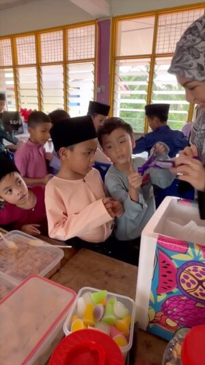 Nad Zainal Instagram - KENA PALAU DENGAN BUDAK 8 TAHUN 

pergi hantar makanan dekat sekolah Yem, almaklum musim open house, dia ada open class

tapi tadi, kena jeling , palau dengan seorang murid waktu minta direction memang kelakar

kita bawa makanan ringan, sebab tahu confirm licin tupperware

lepastu kita jadi Aunty Ice Cream

@aiskrimikat sedap ya!! 

Thank You teacher Anis, bagi anak murid serbu ice cream dulu 

alhamdulillah semua happy 

mommy happy, Yem happy semua happy 
@aiskrimikat thank you hantar jauh-jauh