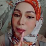 Nad Zainal Instagram – Jom main makeup makeup dengan 

1 . Serum Collagen Peptide @skinellehq 
2. Pink Foundation BTS @skinellehq 
3. Compact Powder @nurrifa_hq 

dan lens Pro Max Brown @faboulooks_hq