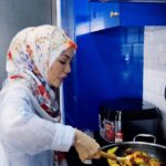Nad Zainal Instagram - pinggng sakit , tak tahu apa punca, tapi tekak nak nasi goreng 🤣 sakit pun selera besar so kurangkan masa kat dapur kita guna produk ALUYA ada Sambal Ibu, Sambal Hijau, Sambal Penyet .. senang nak menumis boleh beli di nombor ini 019-5909150 019-5909150 019-5909150 #Aluya #sambal #NanadMasukDapur #nadzainal #masak #nasigoreng #ayamsambal