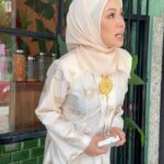 Nad Zainal Instagram - Raya dah dekat, nak bersiap cantik, berbaju kurung bertandang dari rumah ke rumah, tapi makeup tak tahan lama, pores makin terbuka, sebab kena matahari semua gambar raya tak cantik sayang kan? nak makeup cantik bermula dengan skincare yang betul ramai orang tanya Nanad macam mana kulit makin bersih? Nanad dah 3 tahun guna @skinellehq memang bagus ya … tertutup cela kat muka baju dari @poyaboutique