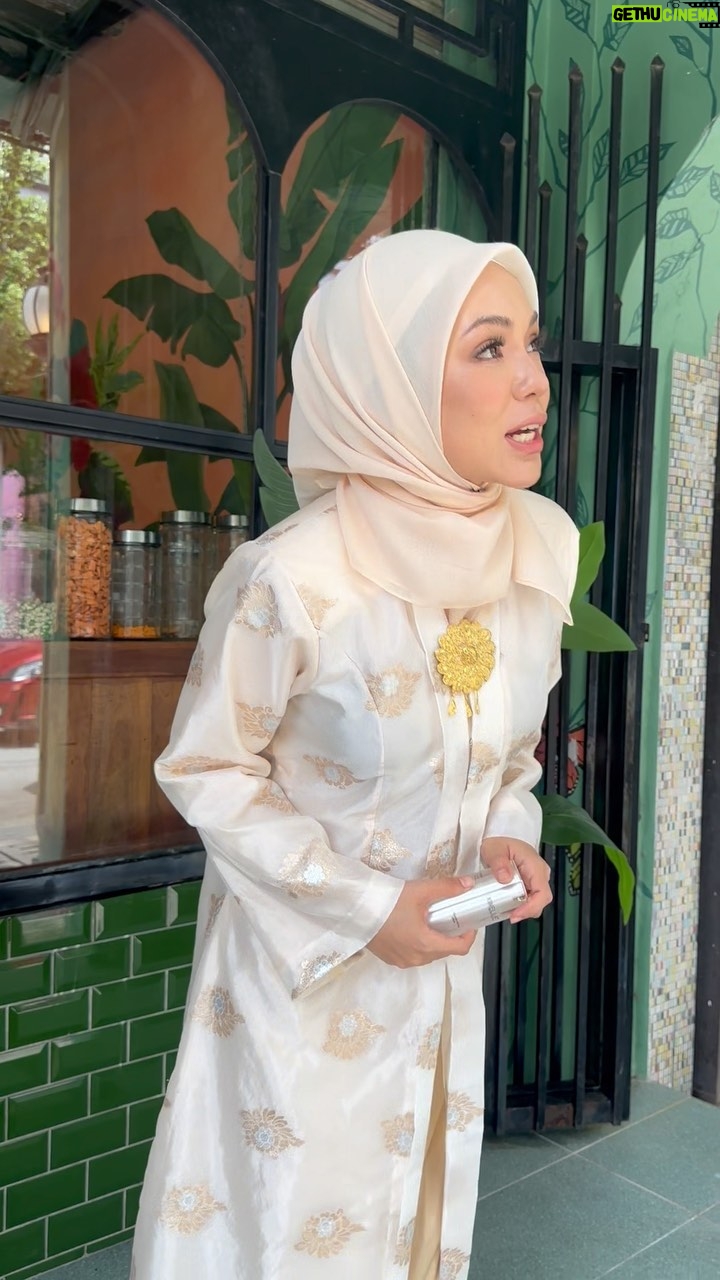 Nad Zainal Instagram - Raya dah dekat, nak bersiap cantik, berbaju kurung bertandang dari rumah ke rumah, tapi makeup tak tahan lama, pores makin terbuka, sebab kena matahari semua gambar raya tak cantik sayang kan? nak makeup cantik bermula dengan skincare yang betul ramai orang tanya Nanad macam mana kulit makin bersih? Nanad dah 3 tahun guna @skinellehq memang bagus ya … tertutup cela kat muka baju dari @poyaboutique
