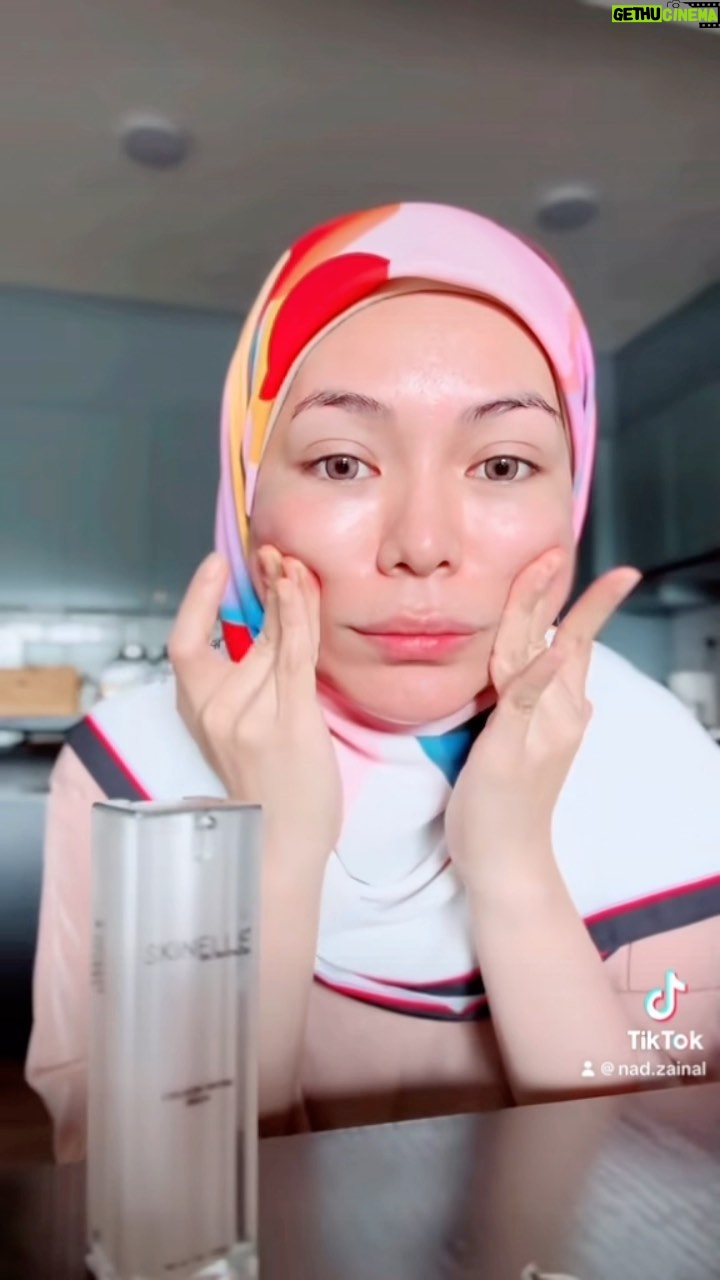 Nad Zainal Instagram - kita tiru youtube, cara murah nak tegangkan muka urut muka sendiri 😂 Nanad pakai produk SKINELLE sebagai serum/essence cepat menyerap, so kalau nak urut muka lebihkan sikit pump tu bagusnya bila urut/prep muka before makeup, makeup tu stay cantik lama @skinellehq