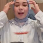 Nad Zainal Instagram – Nanad tengah practice kecek kelantan dgn cakak ganu nihh. Nanti kena berlakon jadi Mek Kelate dgn Awek Ganu.. Jaddi ke dop sekmung? Tolong jap.

tolong ya.. kita budak baru belajar 🤓

@nurrifa.hq

#terengganu 
#kelantan
#kualalumpur
#supplement
#jamu
#jamutradisional 
#health
#beauty