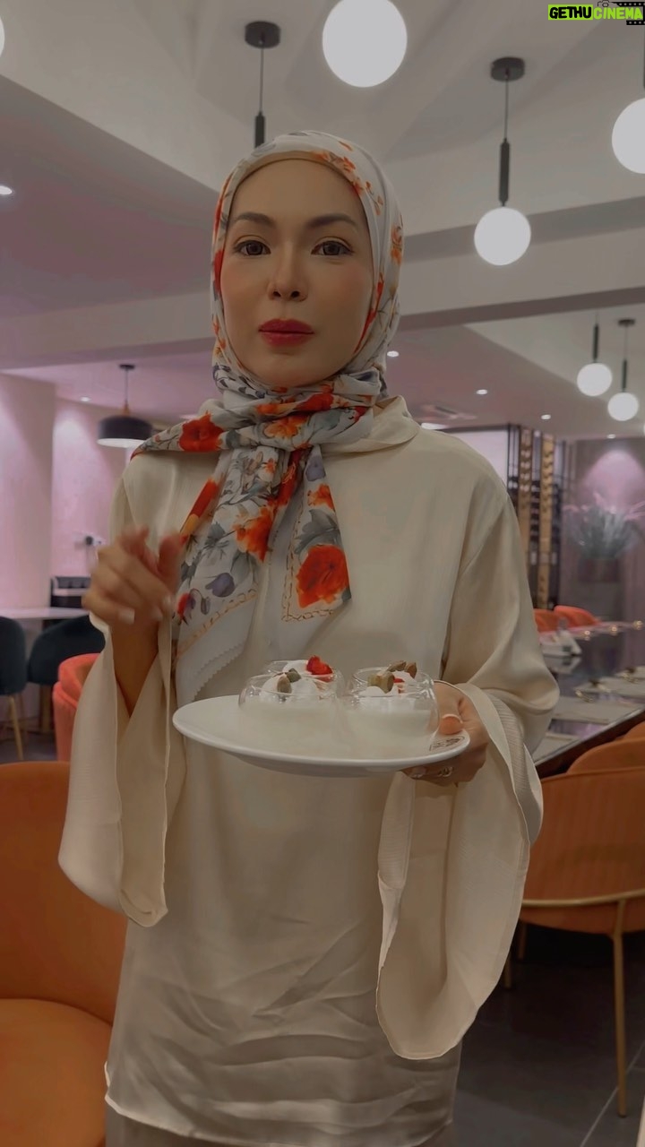Nad Zainal Instagram - Alhamdulillah… jujur cakap kan, Nanad tak lah banyak sangat makan buffet kalau bulan Ramadhan… tapi kalau @hkdamansara memang berbaloi.. rasanya 3 kali tambah lauk dan desserts sorry ya.. edit video pun tak sempat, nak shoot pun tak berapa menarik shot shot, semua lebih kepada spontan.. tak sempat nak aesthetic-aesthetic 🤣 kita bagi keadaan sebenar… Budi & Yem makan BANYAK!! kalau suka ke Hadramawt Ampang… boleh tukar sini.. sebab Ampang selalu full kan.. @hkdamansara baru buka, so selesa sikit.. actually selesa banyak!! thank you Mr Anwar and @hkdamansara #buffetramadhan