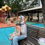 Nad Zainal Instagram - Apa yang ibu bapa akan buat di taman permainan selain awasi anak anak sedang bermain? A. Berselfe/ Tangkap gambar kenangan B. Cari mana port orang jual air/ Vending machine C. Ke toilet berhampiran. ME TIME D. Duduk setempat malam ni live Tik Tok 8pm tau @nadikesumabynadzainal