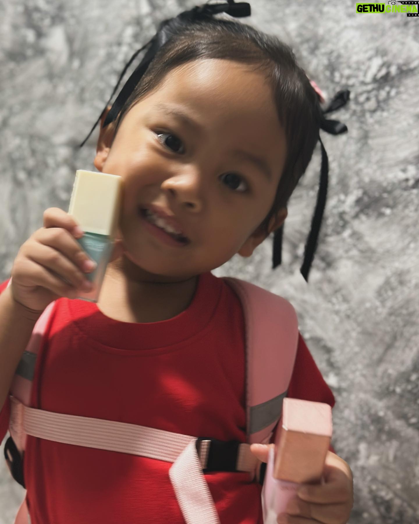 Nad Zainal Instagram - Budi cepat buat macam mommy selalu buat please Budi : (pose) dia pun tukang habiskan foundation , apa kata bagi dia kerja sikit.. buat yang nak letak pada anak asa sunblock boleh sahaja, letak tipis tipis kerana foundation dari @skinellehq bertindak sebagai sunblock juga @skinellehq