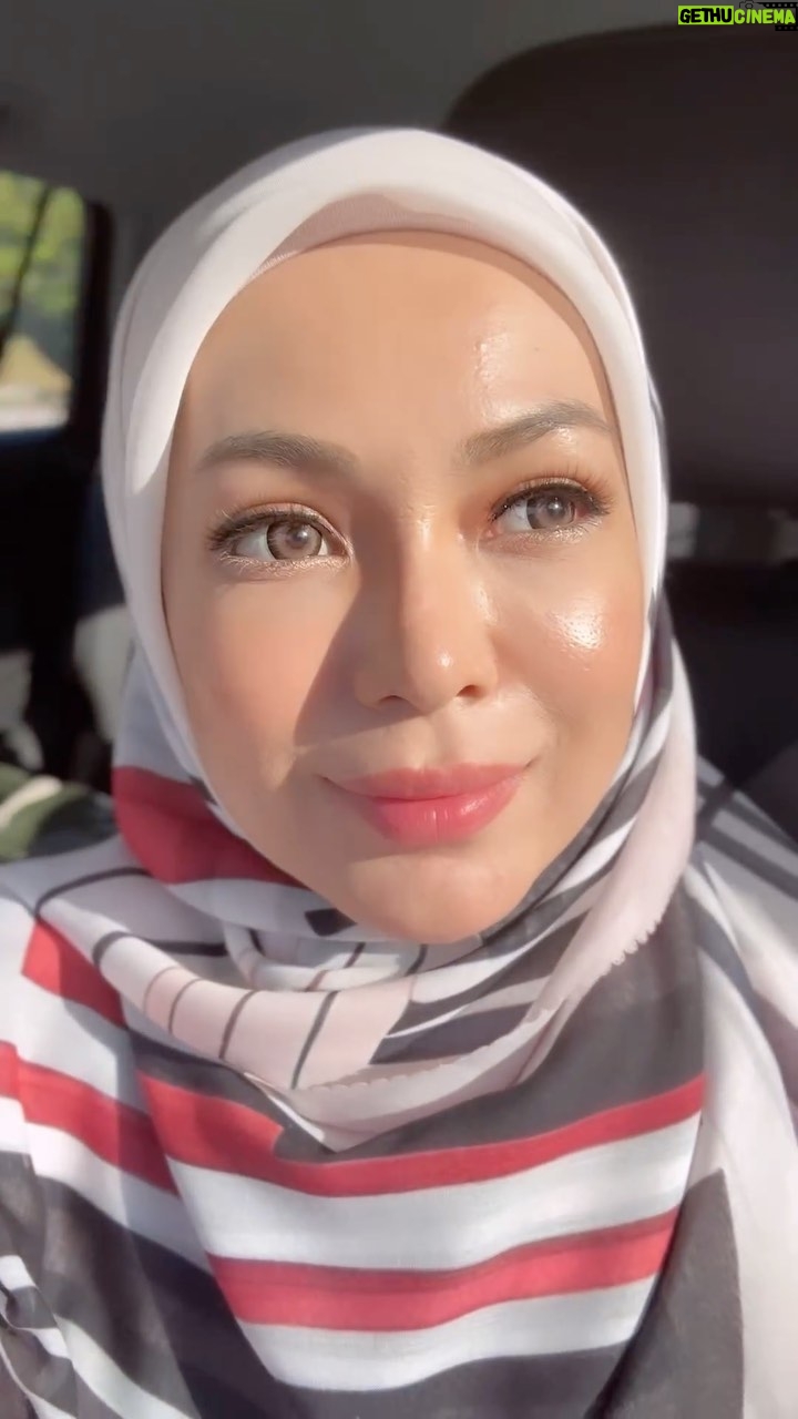 Nad Zainal Instagram - Salam Jumaat bangun pagi, bekerja, cari rezeki bersiap cantik, pasang “mata” baru beli sarung tudung baru , bagi semangat pagi pagi lens today 20mm besar dia.. semalam Yem puji , mommy comel (tanya laki kita kalau tak percaya 🤣) kena pakai selalu lens comel @faboulooks_hq code DARA BROWN, tapi yang dah tak dara pakai pun ok tudung belum release @nadikesumabynadzainal tengok boleh, order nanti