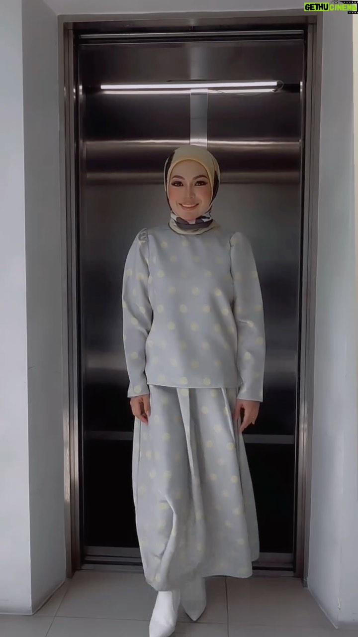 Nad Zainal Instagram - Di Hari Raya ini nak tampil manjah macam Elizabeth Tan kita ikutkan apa suami kita nak kita pakai ini koleksi raya ke 3,4,5,6 ha korang raya ke berapa dah pakai casual? @nadikesumabynadzainal baju dari @odda_kl & @theska.co