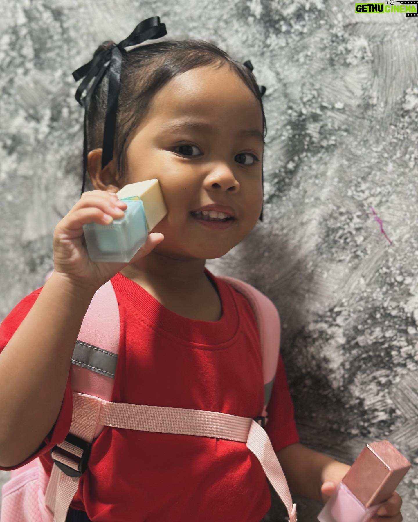 Nad Zainal Instagram - Budi cepat buat macam mommy selalu buat please Budi : (pose) dia pun tukang habiskan foundation , apa kata bagi dia kerja sikit.. buat yang nak letak pada anak asa sunblock boleh sahaja, letak tipis tipis kerana foundation dari @skinellehq bertindak sebagai sunblock juga @skinellehq