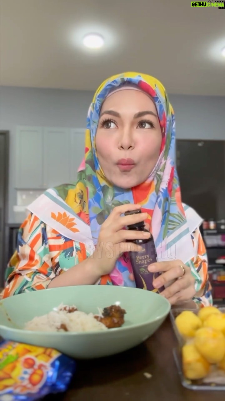 Nad Zainal Instagram - First day #misikurussebelumraya be like π«£ RULES no 1 utk kurus ialah konsistent, dan kawal portion makan. Tapi kalau susah nak kawal portion makan wajib consume #berryshape @berryshape_hq sebab dia akan control selera mkn! Nanad cari 3 orang followers nanad yang nak kurus sebelum raya & nanad nak bagi FREE je #berryshape ni dekat korang. Caranya korang kena komen banyak2 SEBAB knp korang nak cuba #berryshape ni & follow ig @berryshape_hq π