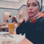 Nad Zainal Instagram – Tiap kali buat content, konon record diri sendiri seorang diri… tengah makan seorang diri… konon…

akan ada suara latar “Sayang, Puteh lapar ni…” , “Mommy.. monmy…nak ice cream..” , “Sayang, teman i beli kopi”… “Uweeeekkk uweeeeek 👶🏻😭😭”

tapi sebagai para ibu yang hebat multitask, kerja harus diteruskan.. sebab kita nak semua tahu, apa yang kita jual ni bagus.. jadi jangan cipta alasan tak ada masa nak buat content.. 

begitu juga kalau nak kurus.. jangan buat alasan… kalau dah termakan pizza 2 slice semalam.. cepat cepat bertaubat..