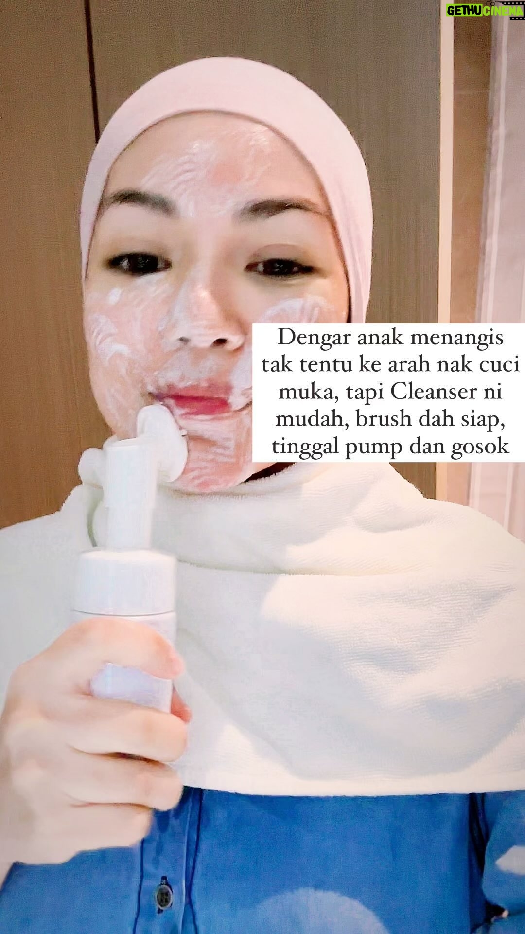 Nad Zainal Instagram - Minggu terpaling busy muka pun nampak penat, tidur pun ala kadar, tapi rutin tak tinggal, kita bawa satu set @skinellehq travel ke Brunei and…. sempat jumpa agen Brunei di sini tau @skinelle.brunei so siapa nak beli contact dia ok?