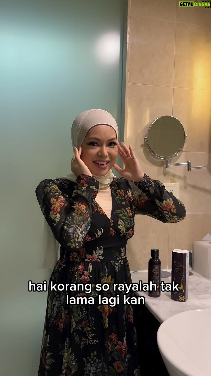 Nad Zainal Instagram - Bila kau struggle nak kurus sebelum raya be like🦠Lepasni nanad janji tak tukar yang lain dahh! #berryshape @berryshape_hq the first ever detox yang tak memulas & detoxs badan kita melalui proses air kecil. Smooth tak bercinta dgn jamban berkali kali sehari. Btw, yang nak kurus sebelum raya tak lama lagi ni, nanad nak belanja 3 orang followers nanad FREE BERRYSHAPE. Spam komen ‘ NAK’ follow ig @berryshape_hq ok🙈