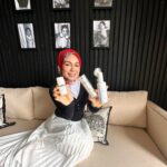 Nad Zainal Instagram - Nak tahu tak apa Nanad pegang tu? Kalau yang ada masalah jerawat dan jeragat kena follow @skinellehq kepada muka kusam, skin barrier rosak nak try SKINELLE boleh text 0133248060