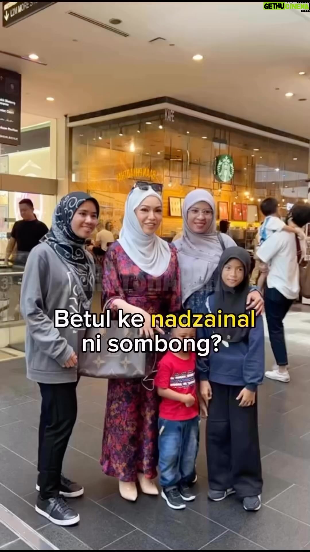 Nad Zainal Instagram - Dia macam tak kenal tapi tak cintahhh dikkkk 😆 Bila dah kenal baru tahu kan yang kita ni mmg pengguna tegar #berryshape @berryshape_hq ni. Benda yang mengembalikan bentuk badan asalkan size XS! 🤠Btw, saja nak bagitahu puasa lagi sebulan je wak, dah start kurus ke belum? kalau belum kena start consume @berryshape_hq lekaihhh 😘