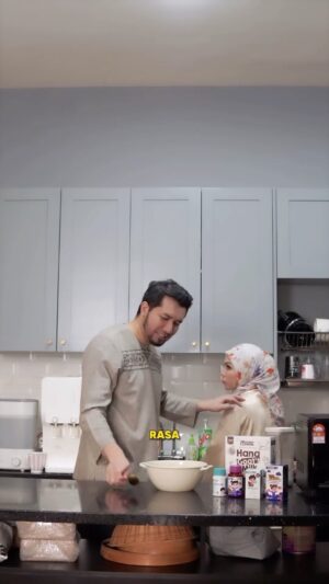 Nad Zainal Instagram - kerja memasak kerja perempuan. kerja laki buat coding

paham? sibuk je kacau 

@mommyhanaofficial