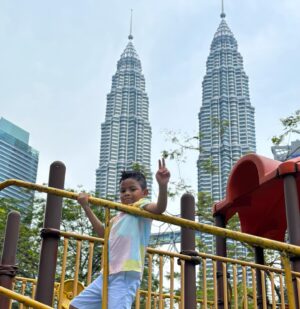 Nad Zainal Instagram - Apa yang ibu bapa akan buat di taman permainan selain awasi anak anak sedang bermain? 

A. Berselfe/ Tangkap gambar kenangan

B. Cari mana port orang jual air/ Vending machine

C. Ke toilet  berhampiran. ME TIME 

D. Duduk setempat 

malam ni live Tik Tok 8pm tau @nadikesumabynadzainal