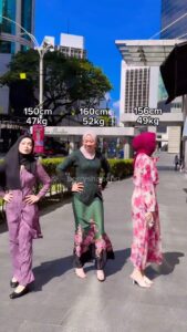 Nad Zainal Instagram - JANGAN DI COMPARE COMPARE BERAT BADAN KITA BESTIE 😘 semu ikut ketinggian, ada berat 47kg tapi tak tinggi nampak berisi,ada yang berat 49kg tapi tinggi nampak kuruihh, ada yang rangka besar ada yg rangka haluihhh. yang pasti kami bertiga mmg pengguna setia #berryshape @berryshape_hq. Salam sold outt 21 kg hasil timbangan semalam! Yang nak kuruihh raya ni, meh join the club #misikurusrayaberryshape @berryshape_hq cepatt 😍