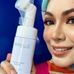 Nad Zainal Instagram - Muka cepat breakout kalau makan seafood Muka cepat berminyak kalau terlebih consume gula tu masalah Nanad dari dulu… belum lagi tambah masalah kulit jadi sensitif sebab pakai produk T.. dulu kan.. masa shooting.. sebab nak cover masalah kulit.. sanggup tahan tak basuh makeup walhal pelakon lain tiap kali break basuh makeup.. sebab segan… kulit kita tak lawa.. but end up kulit lagi teruk, pakai makeup dari pagi ke tengah malam.. selalu rasa kulit kusam.. tak macam pelakon lain.. so end up asyik tukar produk, bazir.. hasil nya sama je 😕 lama baru nak jumpa yang serasi… tapi sekarang kalau keluar , tak makeup pun ok.. agituuuuu pakai @skinellehq berbaloi , takkan menyesal