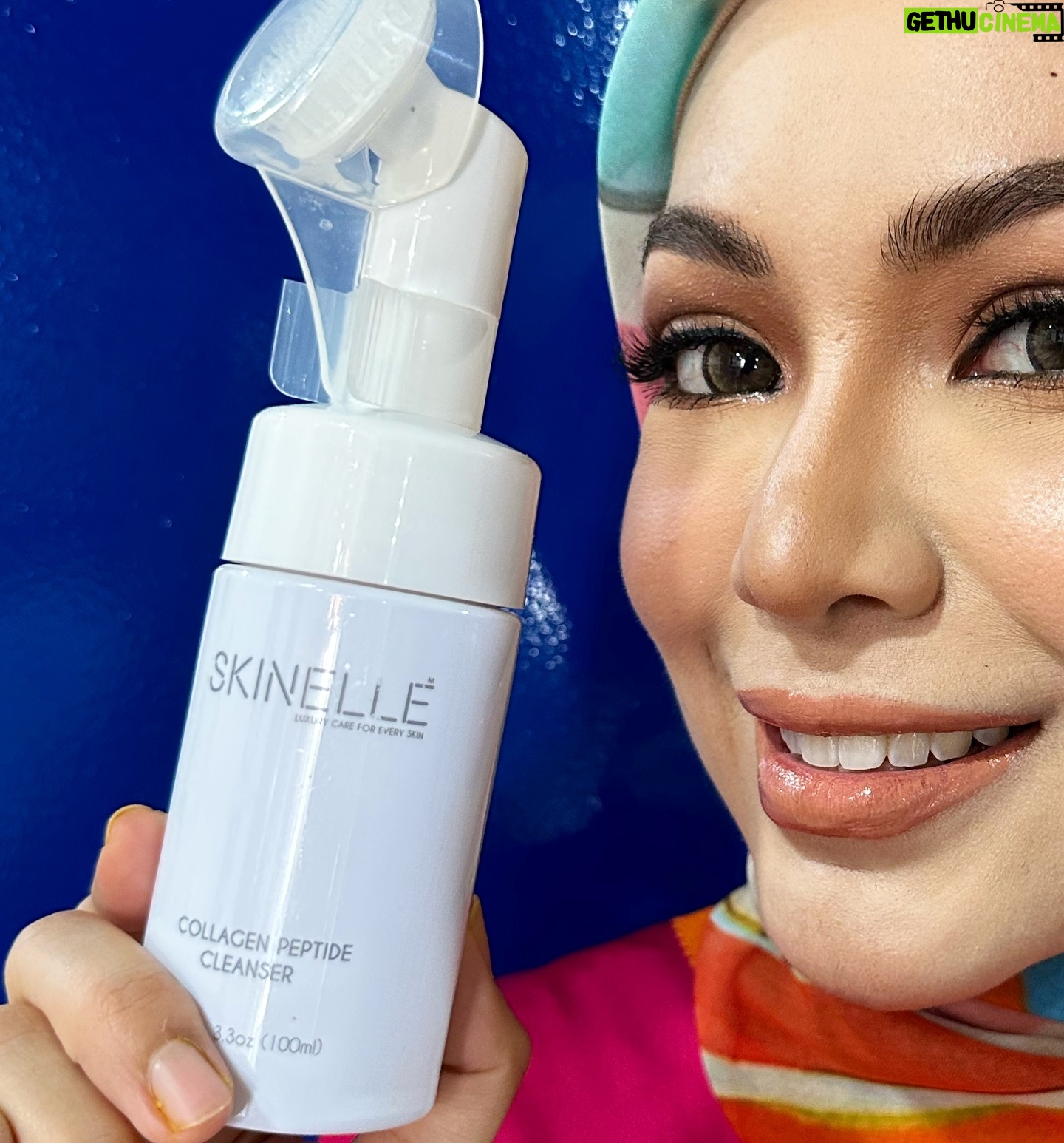 Nad Zainal Instagram - Muka cepat breakout kalau makan seafood Muka cepat berminyak kalau terlebih consume gula tu masalah Nanad dari dulu… belum lagi tambah masalah kulit jadi sensitif sebab pakai produk T.. dulu kan.. masa shooting.. sebab nak cover masalah kulit.. sanggup tahan tak basuh makeup walhal pelakon lain tiap kali break basuh makeup.. sebab segan… kulit kita tak lawa.. but end up kulit lagi teruk, pakai makeup dari pagi ke tengah malam.. selalu rasa kulit kusam.. tak macam pelakon lain.. so end up asyik tukar produk, bazir.. hasil nya sama je 😕 lama baru nak jumpa yang serasi… tapi sekarang kalau keluar , tak makeup pun ok.. agituuuuu pakai @skinellehq berbaloi , takkan menyesal