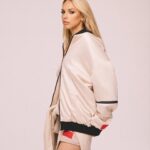 Nadezhda Sysoeva Instagram - Я почему раньше на фото улыбалась - потому что у меня ипотеки не было 🙄😂 Новый дроп @youngguruz 💔 Style @demstreets Фотограф @yadrakon_photo