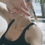 Nadezhda Sysoeva Instagram - Занимаюсь уютными домашними делами.Пока жду стиральную машину -лежу на новом матрасе @askona_official 🤤☺️ чувствую,когда привезут зеркало-фотографий будет ещё больше ☺️🤭