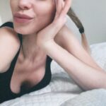 Nadezhda Sysoeva Instagram - Занимаюсь уютными домашними делами.Пока жду стиральную машину -лежу на новом матрасе @askona_official 🤤☺️ чувствую,когда привезут зеркало-фотографий будет ещё больше ☺️🤭