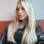 Nadezhda Sysoeva Instagram - Из-за дождя забежала в рандомное кафе и поймала в нем Берлинское настроение…Как же я давно не путешествовала 🥴 А где бы вы сейчас хотели оказаться ?
