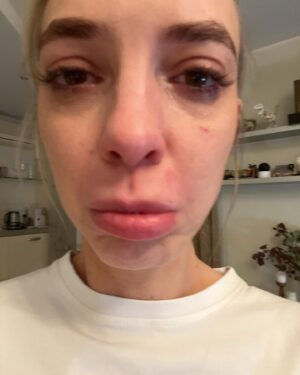 Nadezhda Sysoeva Instagram - Я вам не говорила и мало кто из «весёлых» в медиа говорит о таком : 
sooooo 
сколько я выплакала за этот год ?! 
Слишком много. 
В какой-то момент я начала фоткать и снимать себя (фиксировать) и ужаснулась,что это происходит…почти каждый день . За этот год я высохла и повзрослела ..на этом вы особенно любите акцентировать 🤷🏼‍♀️ опустила руки,
разбилась,потеряла,обрела-сь))) 
Спорт . Английский (с мощной практикой 😂👅) Баскетбол.
Книги. Настоящие друзья. Танцы Расти и моя Семья❤️
Мои самые прочные «инструменты» которые каждый день заставляют меня улыбаться. 
 А что помогает вам ?