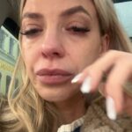Nadezhda Sysoeva Instagram - Я вам не говорила и мало кто из «весёлых» в медиа говорит о таком : sooooo сколько я выплакала за этот год ?! Слишком много. В какой-то момент я начала фоткать и снимать себя (фиксировать) и ужаснулась,что это происходит…почти каждый день . За этот год я высохла и повзрослела ..на этом вы особенно любите акцентировать 🤷🏼‍♀️ опустила руки, разбилась,потеряла,обрела-сь))) Спорт . Английский (с мощной практикой 😂👅) Баскетбол. Книги. Настоящие друзья. Танцы Расти и моя Семья❤️ Мои самые прочные «инструменты» которые каждый день заставляют меня улыбаться. А что помогает вам ?