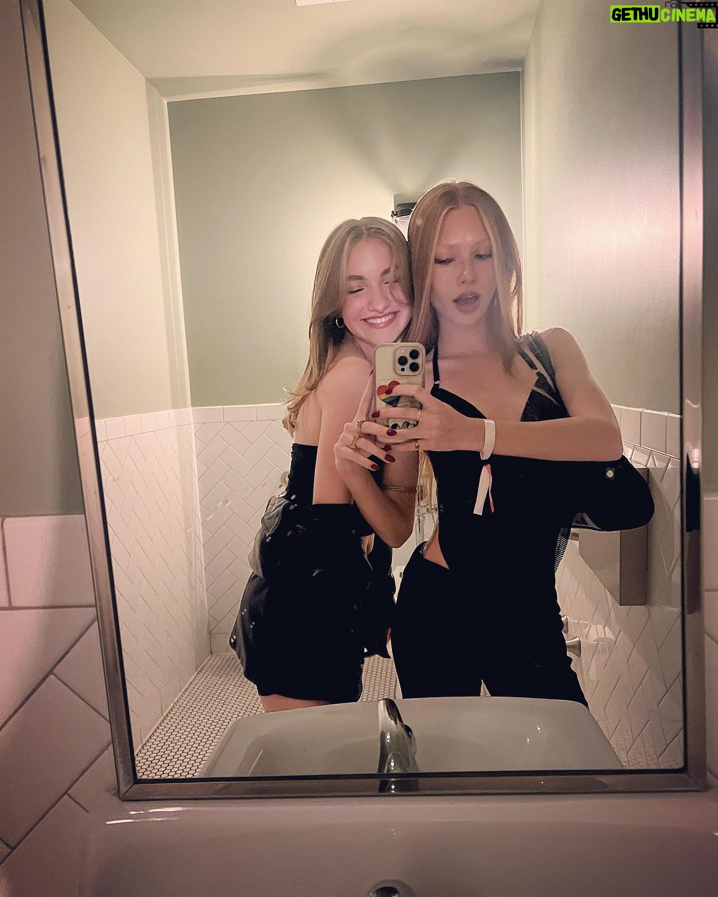 Nadia Turner Instagram – the sun is in my eyes🍓 | Gethu Cinema, image size:1440x1800