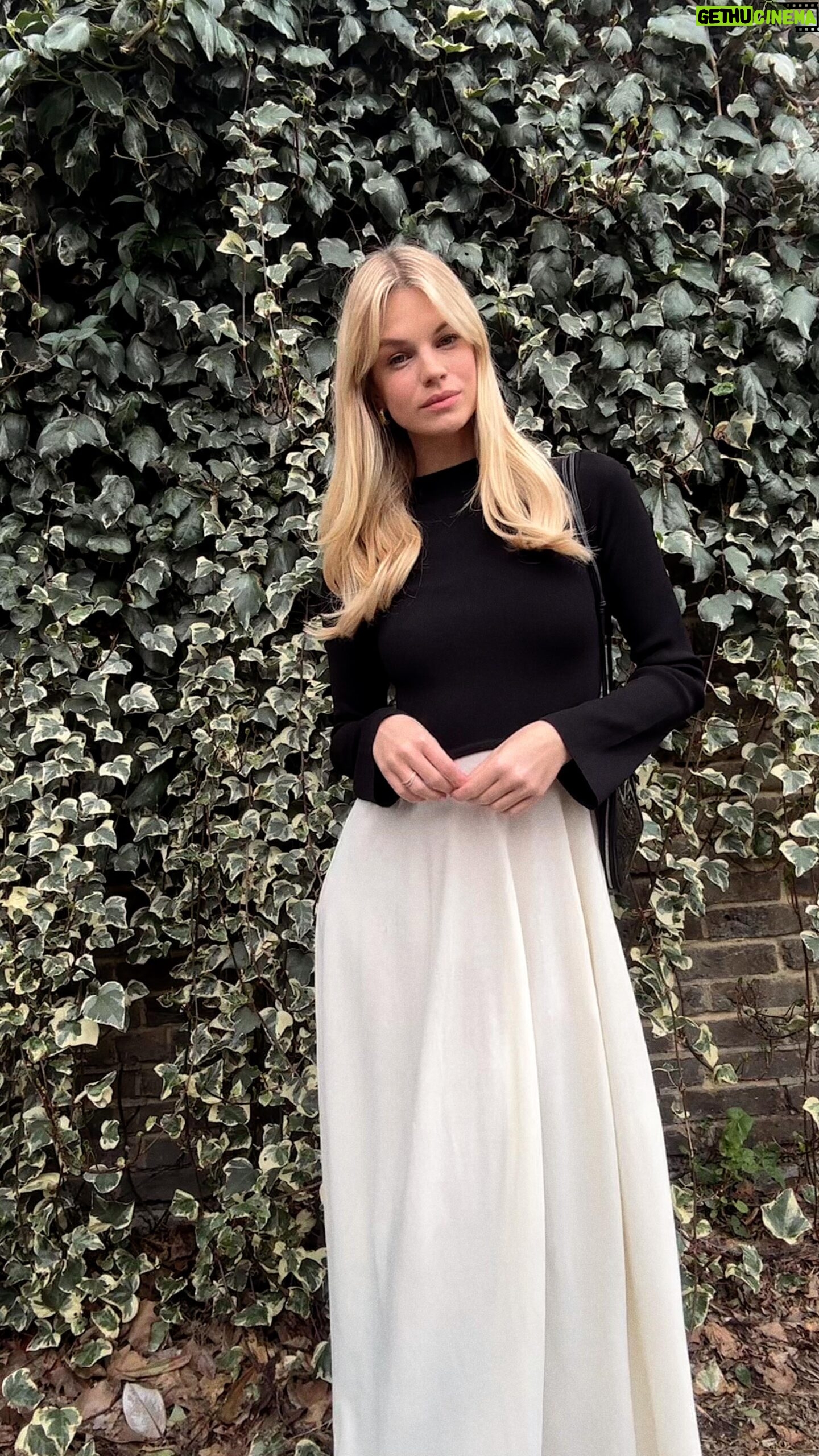 Nadine Leopold Instagram - This dress 😍 @solidandstriped x @sofiarichiegrainge ✨ #ootd