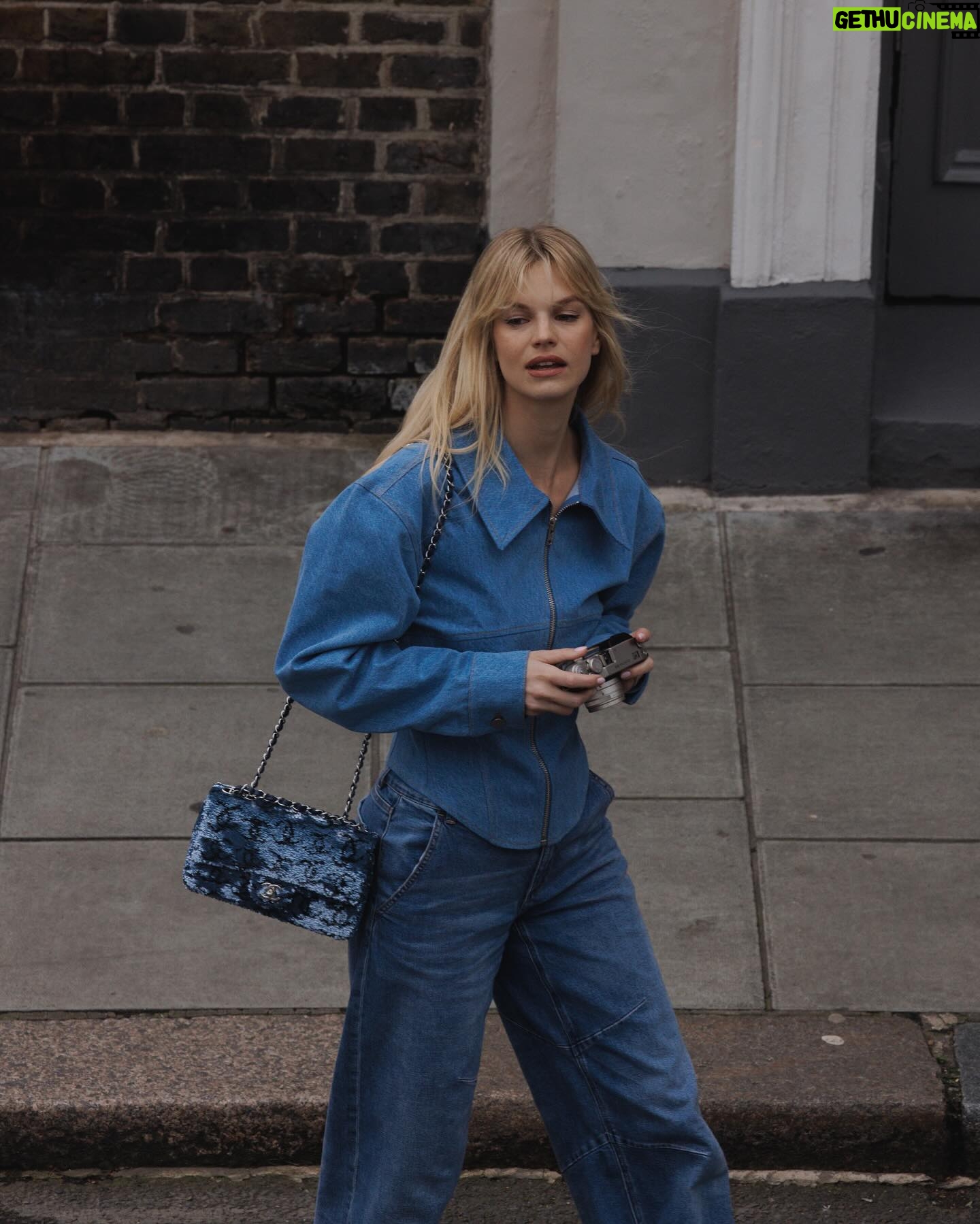 Nadine Leopold Instagram - Catch me outside 📸 @rebeccaspencer_photography
