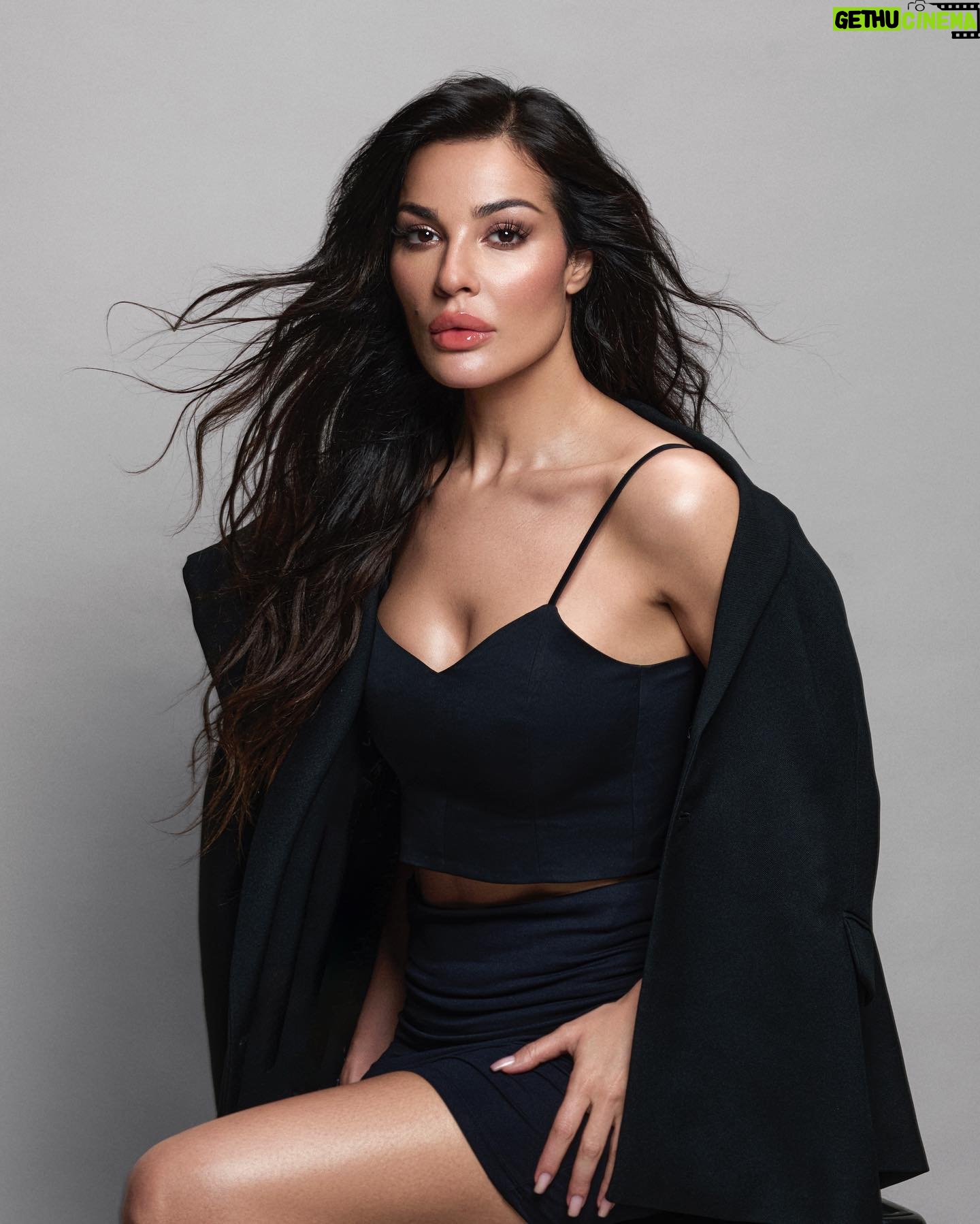 Nadine Njeim Instagram - Embrace the minty-cool sensation and hydrating bliss with this HYDRACOOL LIP GLOSS ! 💋✨ Infused with Rosa canina fruits and hyaluronic acid, it’s the perfect combination of shine, lightweight feel, and non-sticky formula. Get ready to rock sheer to buildable colors for the ultimate lip perfection! 💄💖 #LipGlowGloss #HydraCool #MintyFreshFeels #nadinenjeimbeauty #beauty #glow #unveilyourbeauty I’m wearing shade Nadine privée @nadine.njeim.beauty What colour would you like to try first?