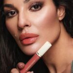 Nadine Njeim Instagram - Embrace the minty-cool sensation and hydrating bliss with this HYDRACOOL LIP GLOSS ! 💋✨ Infused with Rosa canina fruits and hyaluronic acid, it’s the perfect combination of shine, lightweight feel, and non-sticky formula. Get ready to rock sheer to buildable colors for the ultimate lip perfection! 💄💖 #LipGlowGloss #HydraCool #MintyFreshFeels #nadinenjeimbeauty #beauty #glow #unveilyourbeauty I’m wearing shade Nadine privée @nadine.njeim.beauty What colour would you like to try first?