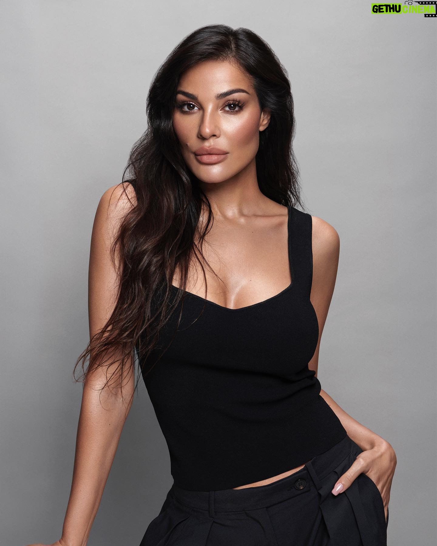 Nadine Njeim Instagram - ALLURE VELVET GLOW cream blush lip to cheek in shade Nadine Privée! My all time favourite nude peach 🌟 available on Nadine Njeim website 🔗 link in bio @nadine.njeim.beauty #nadinenjeimbeauty #NNNbeauty #findyourlight #unveilyourbeauty