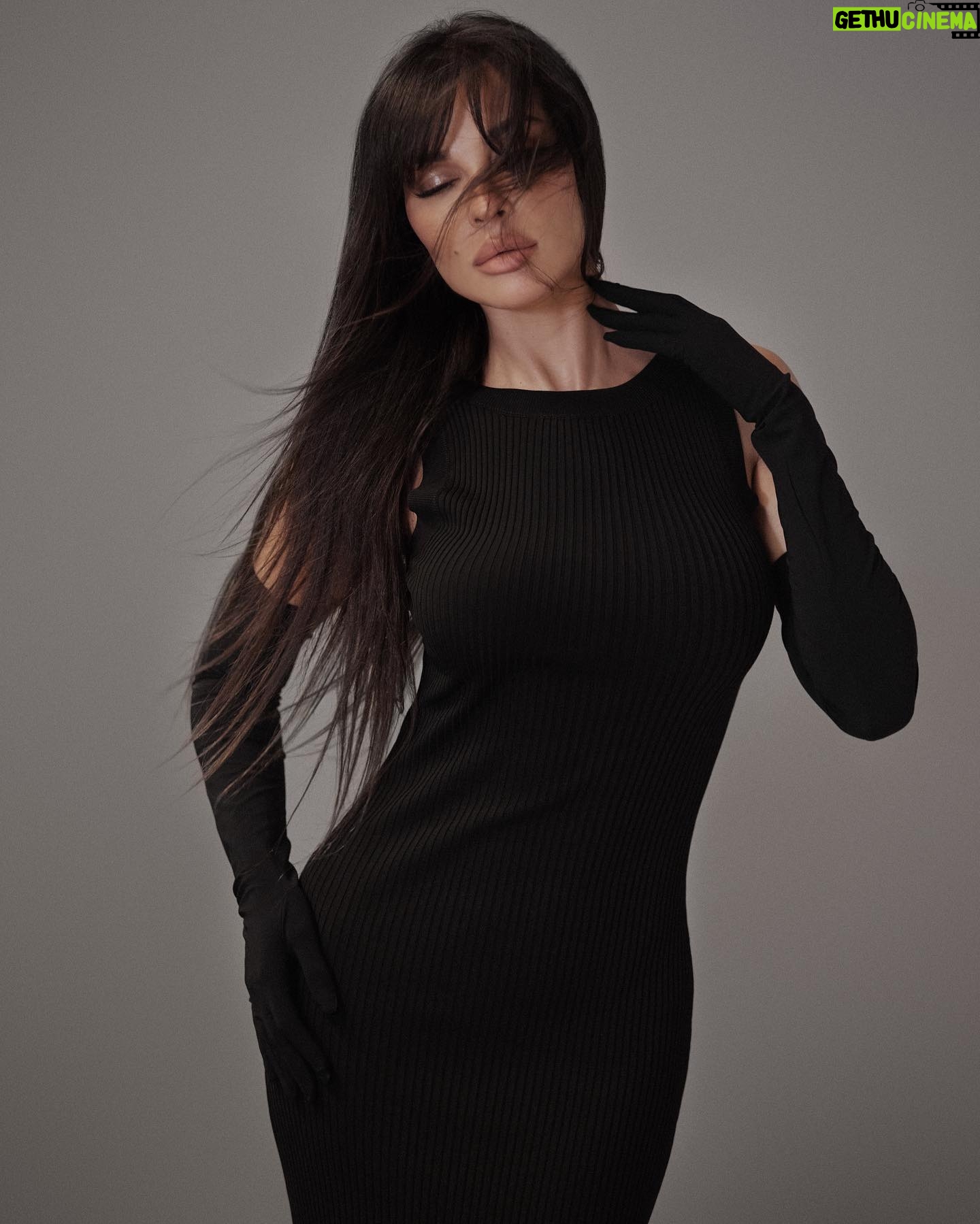 Nadine Njeim Instagram - بكرا السبت ٢٧ ابريل 👀👀👀😱😱😱 نادين نجيم بيوتي رح يصير متوفر اونلاين بكل العالم فيكم تطلبوا وين ما كنتوا أميركا اوروبا استراليا كندا المكسيك وكل الوطن العربي 🌎🔥🔥🔥🤩🤩🤩 @nadine.njeim.beauty فيكم تشوفوا وتتسوقوا كل شي على الموقع الرسمي 💻 اللينك موجود بالبايو 🔗 🔻 تسجلوا هلىء تتكونوا اول حدا بيحصل على المنتجات نادين نجيم بيوتي لكل إمرأة ! تؤمن بنفسها 🙌🏼 مهما كانت ظروفها 🤫 رسالة لكي سيدتي لتتذكري انك مميزة 😘و جميلة و تستحقين الاعتناء بنفسك و ان تحبي نفسك 🥰 عبّري عن نفسك وعن جمالك كما تشائين و كوني واثقة بنفسك دائماً 😍 نصف جمالك ينبع من داخلك 🌟 كوني متميزة دائماً ولا تجعلي اي شيء يحبطك 🙏🏼 تذكري انا و الكثير من النساء هنا سوف ندعمك و نحبك و نلهمك لتحقيق ذاتك 🥹 هذا هو هدفنا 🙌🏼 هل تريدين ان تشاركينا هذه الرسالة ؟ تسجّلي الآن وساعدينا في تحقيق رسالتنا لأجلك ولأجل كل إمرأة 💗🙏🏼 قبلاتي ، نادين نسيب نجيم #نادين_نسيب_نجيم #nadinenjeimbeauty # findyourlight #unveilyourbeauty