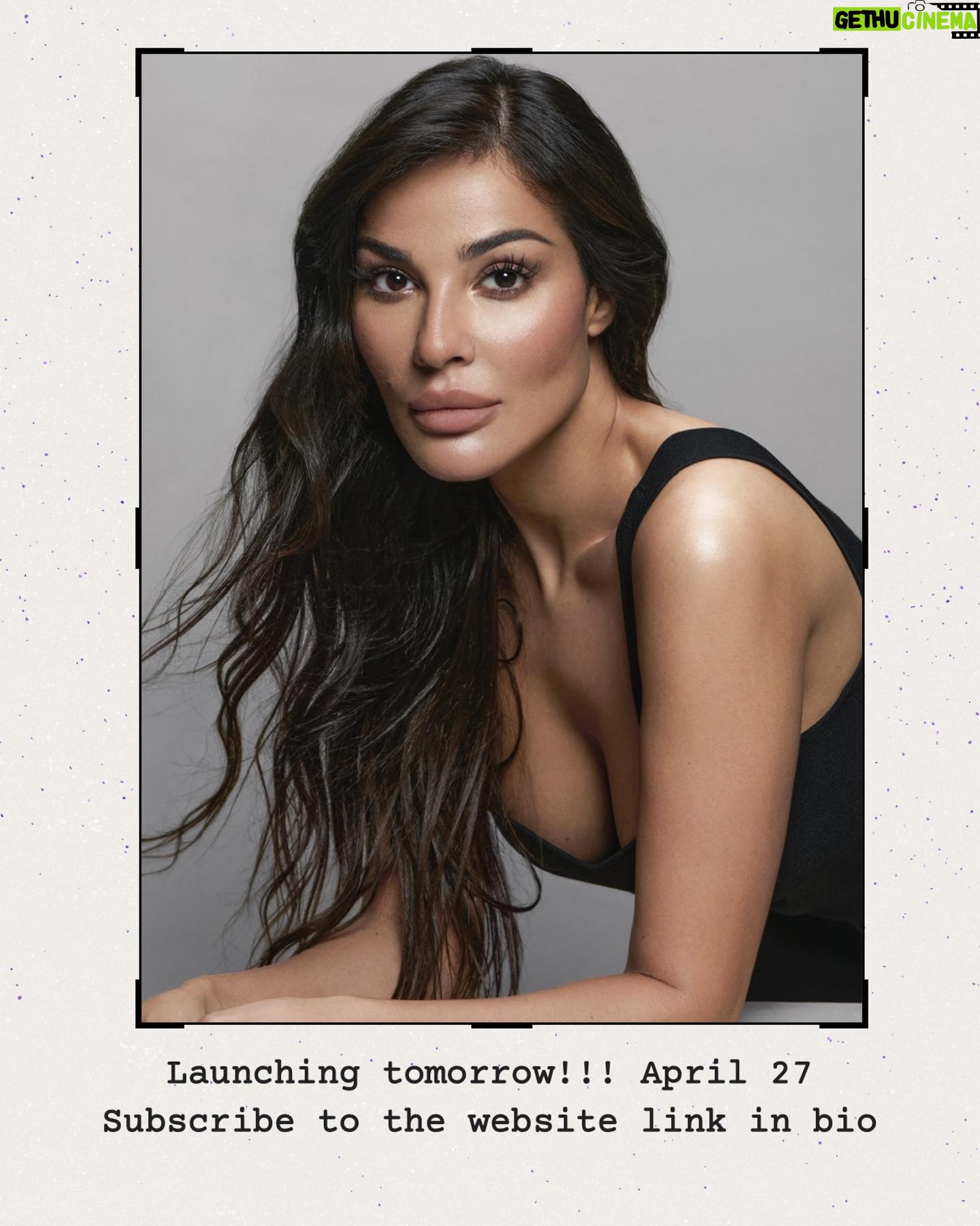 Nadine Njeim Instagram - بكرا السبت ٢٧ ابريل 👀👀👀😱😱😱 نادين نجيم بيوتي رح يصير متوفر اونلاين بكل العالم فيكم تطلبوا وين ما كنتوا أميركا اوروبا استراليا كندا المكسيك وكل الوطن العربي 🌎🔥🔥🔥🤩🤩🤩 @nadine.njeim.beauty فيكم تشوفوا وتتسوقوا كل شي على الموقع الرسمي 💻 اللينك موجود بالبايو 🔗 🔻 تسجلوا هلىء تتكونوا اول حدا بيحصل على المنتجات نادين نجيم بيوتي لكل إمرأة ! تؤمن بنفسها 🙌🏼 مهما كانت ظروفها 🤫 رسالة لكي سيدتي لتتذكري انك مميزة 😘و جميلة و تستحقين الاعتناء بنفسك و ان تحبي نفسك 🥰 عبّري عن نفسك وعن جمالك كما تشائين و كوني واثقة بنفسك دائماً 😍 نصف جمالك ينبع من داخلك 🌟 كوني متميزة دائماً ولا تجعلي اي شيء يحبطك 🙏🏼 تذكري انا و الكثير من النساء هنا سوف ندعمك و نحبك و نلهمك لتحقيق ذاتك 🥹 هذا هو هدفنا 🙌🏼 هل تريدين ان تشاركينا هذه الرسالة ؟ تسجّلي الآن وساعدينا في تحقيق رسالتنا لأجلك ولأجل كل إمرأة 💗🙏🏼 قبلاتي ، نادين نسيب نجيم #نادين_نسيب_نجيم #nadinenjeimbeauty # findyourlight #unveilyourbeauty