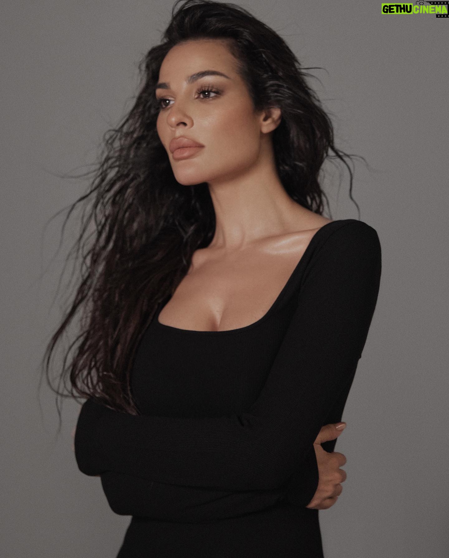 Nadine Njeim Instagram - بكرا السبت ٢٧ ابريل 👀👀👀😱😱😱 نادين نجيم بيوتي رح يصير متوفر اونلاين بكل العالم فيكم تطلبوا وين ما كنتوا أميركا اوروبا استراليا كندا المكسيك وكل الوطن العربي 🌎🔥🔥🔥🤩🤩🤩 @nadine.njeim.beauty فيكم تشوفوا وتتسوقوا كل شي على الموقع الرسمي 💻 اللينك موجود بالبايو 🔗 🔻 تسجلوا هلىء تتكونوا اول حدا بيحصل على المنتجات نادين نجيم بيوتي لكل إمرأة ! تؤمن بنفسها 🙌🏼 مهما كانت ظروفها 🤫 رسالة لكي سيدتي لتتذكري انك مميزة 😘و جميلة و تستحقين الاعتناء بنفسك و ان تحبي نفسك 🥰 عبّري عن نفسك وعن جمالك كما تشائين و كوني واثقة بنفسك دائماً 😍 نصف جمالك ينبع من داخلك 🌟 كوني متميزة دائماً ولا تجعلي اي شيء يحبطك 🙏🏼 تذكري انا و الكثير من النساء هنا سوف ندعمك و نحبك و نلهمك لتحقيق ذاتك 🥹 هذا هو هدفنا 🙌🏼 هل تريدين ان تشاركينا هذه الرسالة ؟ تسجّلي الآن وساعدينا في تحقيق رسالتنا لأجلك ولأجل كل إمرأة 💗🙏🏼 قبلاتي ، نادين نسيب نجيم #نادين_نسيب_نجيم #nadinenjeimbeauty # findyourlight #unveilyourbeauty