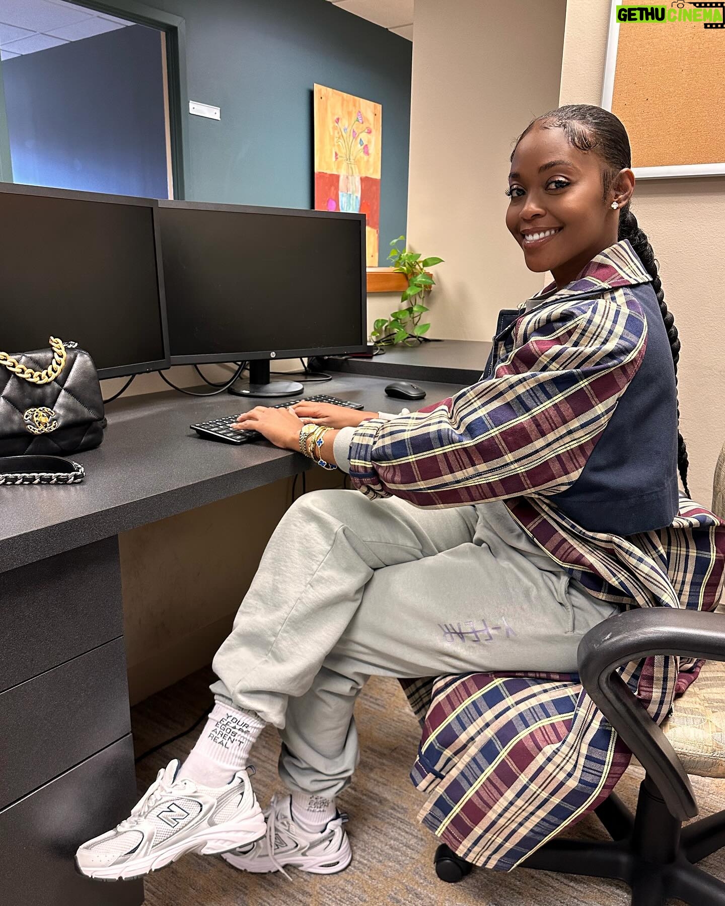 Nafessa Williams Instagram - Life home in Philly this weekend… #philly #family #birthday #foryou #foryoupage #explore 1. MF Mirror Check 2. Brunch at Prime Rib (it was bussin) 3. Yoga (slides @y__fear) 4. Mommy, HBD Apr 4th🥰💕 5. Visiting my old job at the Law Firm (more coming) 6. Seeing my lil cousin off on his Jr. Prom 7. My full look, didn’t get any pics 8. Sissy and Mommy 9. My favorite Pizza 10. @officiallycammi first time in Philly. Had to get her right.
