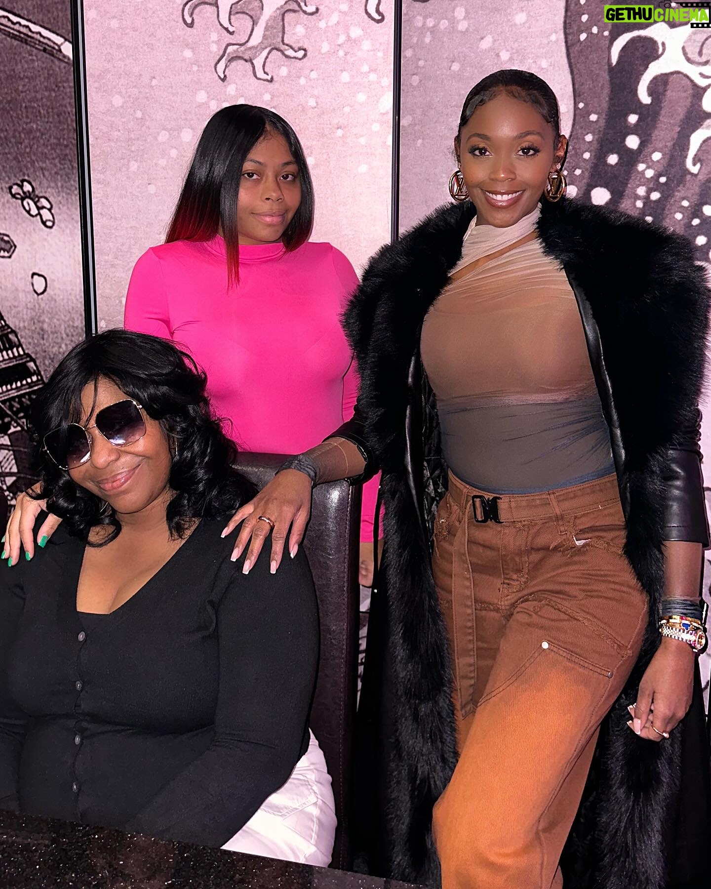 Nafessa Williams Instagram - Life home in Philly this weekend… #philly #family #birthday #foryou #foryoupage #explore 1. MF Mirror Check 2. Brunch at Prime Rib (it was bussin) 3. Yoga (slides @y__fear) 4. Mommy, HBD Apr 4th🥰💕 5. Visiting my old job at the Law Firm (more coming) 6. Seeing my lil cousin off on his Jr. Prom 7. My full look, didn’t get any pics 8. Sissy and Mommy 9. My favorite Pizza 10. @officiallycammi first time in Philly. Had to get her right.