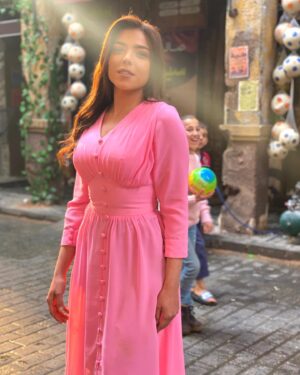 Nahed El Sebai Instagram - Through ur brother’s eyes it’s always more beautiful than anyone else 📸 @nourelnabawy 🌸

Dream team 💗🌸Stylist @dnosseir thank you my love 
Makeup @roulasleimanmakeupartist_  you are the best 
Hair @jawad.alassadi amazing hairstylist