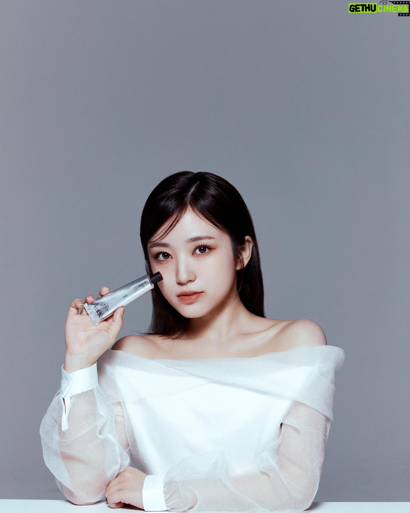Nako Yabuki Instagram - Addict(エイディクト)@addict_jp の ジャパンアンバサダーに就任しました🌷 韓国で撮影したキービジュアル、とてもお気に入りです☺︎ もぎたての果実のような香りや爽やかなお花の香りなど身に纏ったり、お部屋にフワッと香らせたい香りが沢山あり私も愛用させていただいてます💟 これから皆さんにエイディクトの魅力をお届けするのが楽しみです🫧 #PR @addict_jp #Addict #エイディクト
